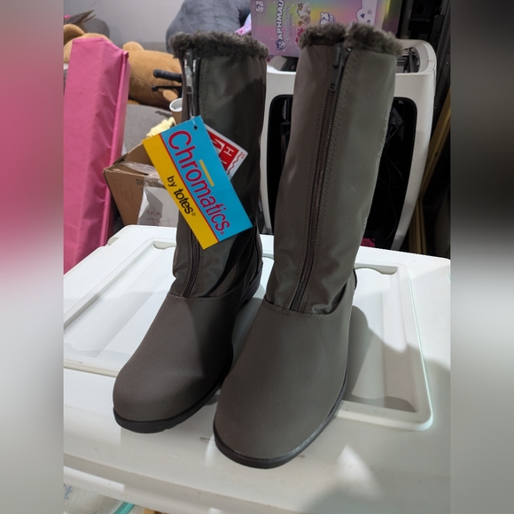 totes Shoes - SOLD!! New Waterproof Faux-Fur Lined Snow Boots - size 9 Wide Width